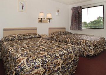 Days Inn & Suites By Wyndham Indianapolis Airport East Екстер'єр фото