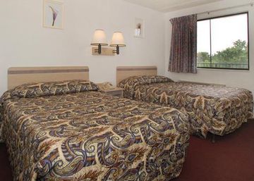 Days Inn & Suites By Wyndham Indianapolis Airport East Екстер'єр фото
