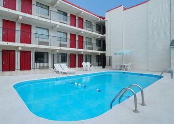 Days Inn & Suites By Wyndham Indianapolis Airport East Екстер'єр фото