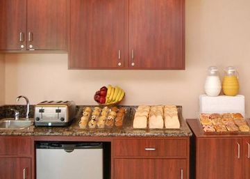 Days Inn & Suites By Wyndham Indianapolis Airport East Екстер'єр фото